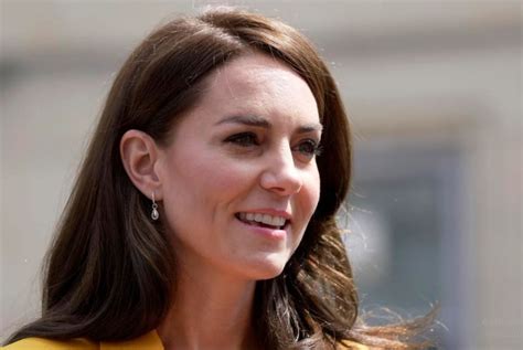 ဝေလမင်းသမီး Kate Middleton သည် လအကြာတွင် Plastic Surgery၊ ကိုယ်ဝန်ရှိခြင်း သို့မဟုတ် လျှို့ဝှက်ရောဂါတစ်ခုဖြစ်ကြောင်း တွေ့ရှိခဲ့သည်။